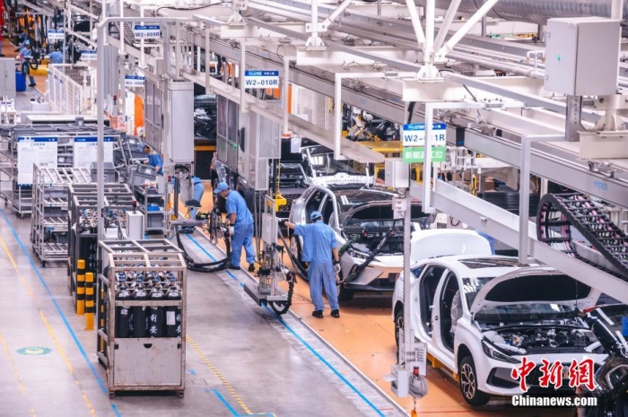 資料圖：工人在新能源汽車生產(chǎn)線上作業(yè)。李南軒 攝