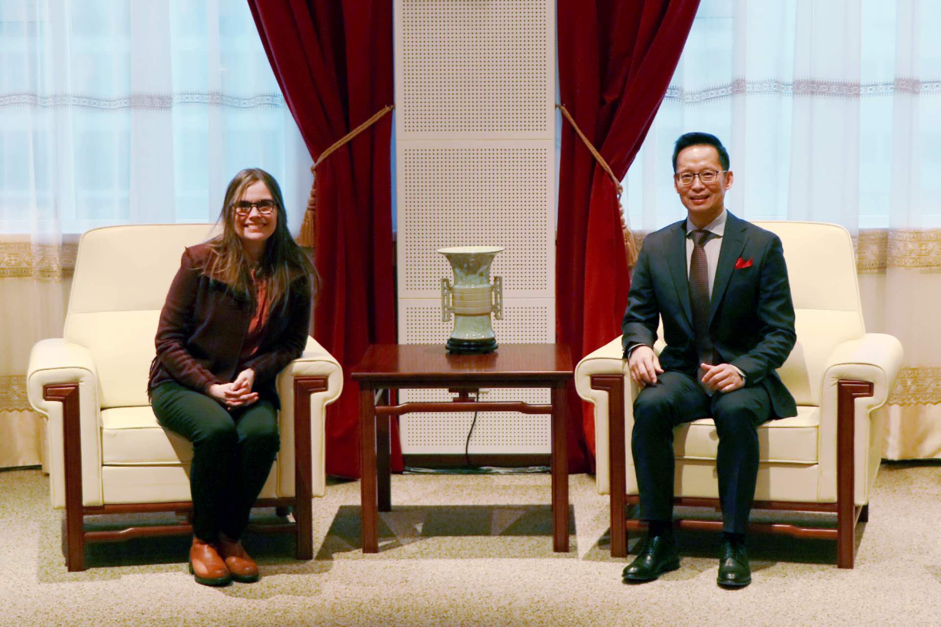 冰島總理雅各布斯多蒂爾（右一）與中國駐冰島大使何儒龍合影。中國駐冰島大使館供圖