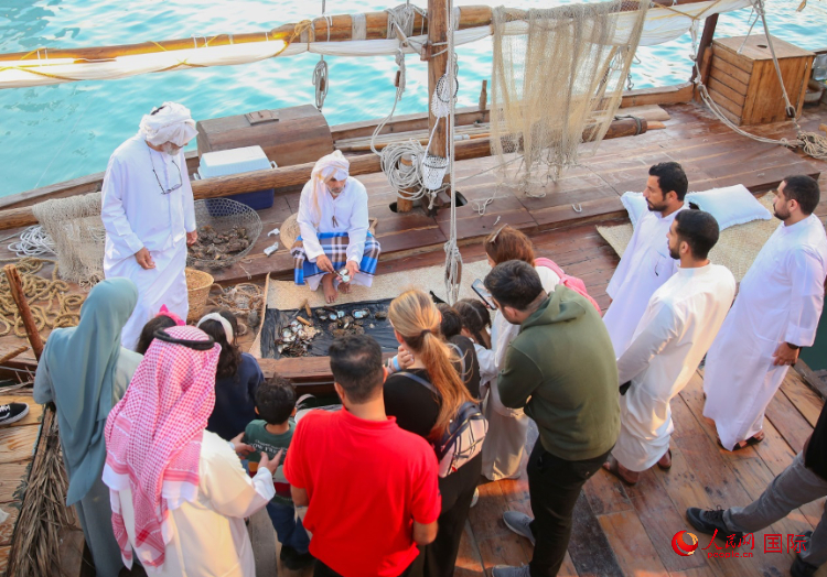 游客了解采珠工作。人民網(wǎng) 塔里克·易卜拉欣攝