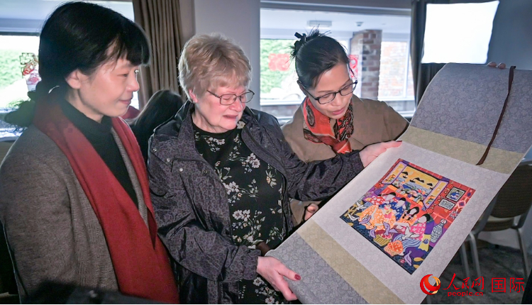 贈送舟山漁民畫。人民網(wǎng) 郭錦標攝