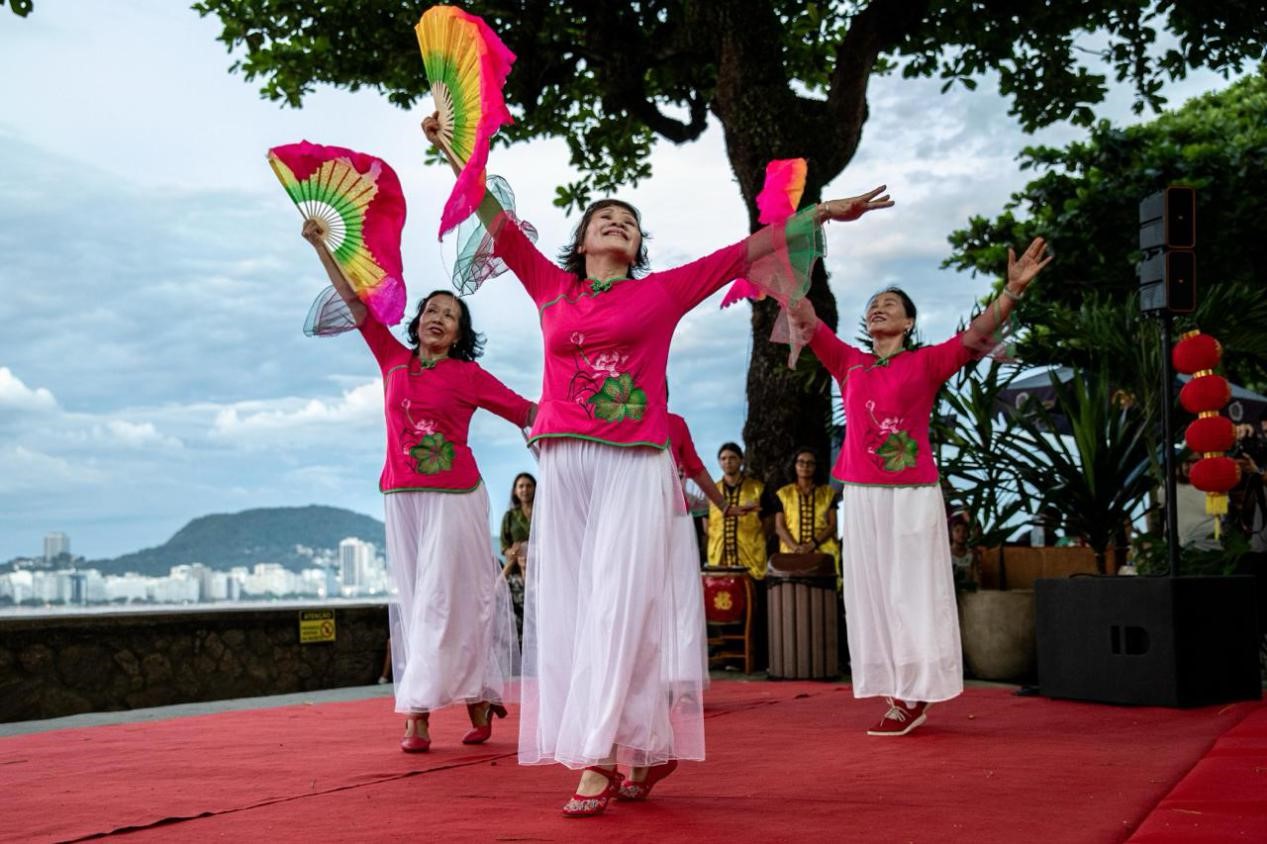 當(dāng)?shù)貢r(shí)間2月24日晚，2024年元宵節(jié)慶?；顒?dòng)在巴西里約熱內(nèi)盧市科帕卡巴納要塞舉辦。巴西山河文化促進(jìn)中心供圖