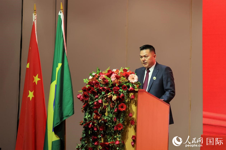 巴西和統(tǒng)會新任會長張小春發(fā)表就職演講。人民網(wǎng)記者 時元皓攝