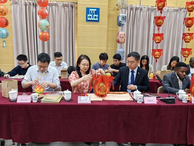 燈籠文化交流活動(dòng)現(xiàn)場。中建國際中西非公司供圖