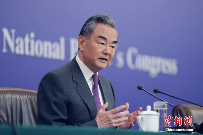 3月7日，十四屆全國(guó)人大二次會(huì)議在北京舉行記者會(huì)，中共中央政治局委員、外交部長(zhǎng)王毅就中國(guó)外交政策和對(duì)外關(guān)系相關(guān)問題回答中外記者提問。<a target='_blank' href='/'><p  align=