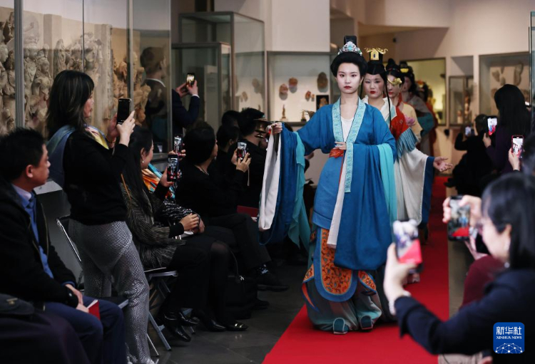 3月13日，在位于法國(guó)巴黎的吉美國(guó)立亞洲藝術(shù)博物館，模特展示敦煌復(fù)原服飾。新華社記者 高靜 攝