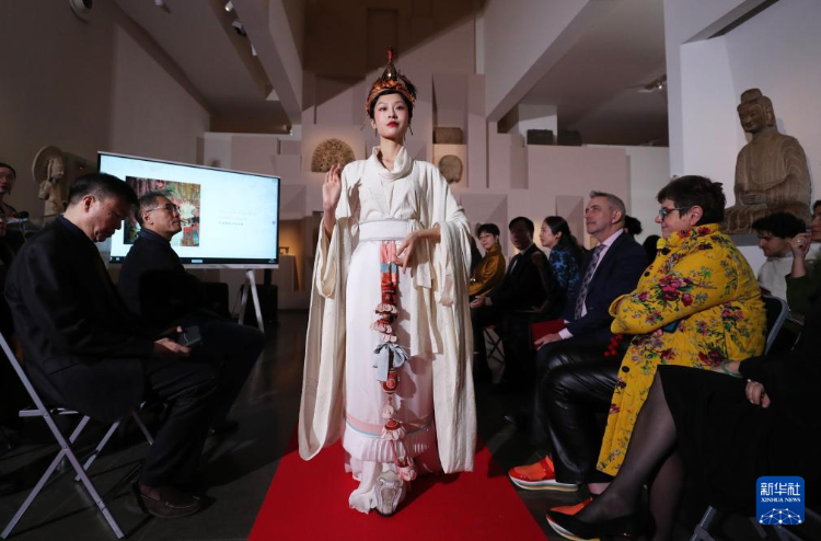 3月13日，在位于法國(guó)巴黎的吉美國(guó)立亞洲藝術(shù)博物館，模特展示敦煌復(fù)原服飾。新華社記者 高靜 攝
