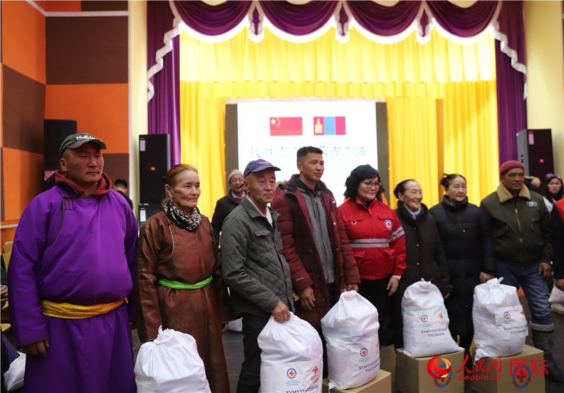 3月18日，向受災牧民分發(fā)中方賑災物資現場。人民網記者 霍文攝