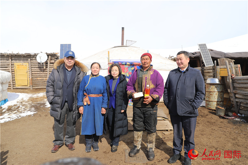 5.3月18日，沈大使與牧民及縣領導合影。人民網記者 霍文攝