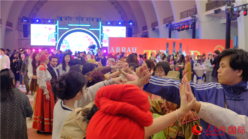 中俄觀眾在現(xiàn)場(chǎng)參與俄羅斯民俗互動(dòng)游戲。人民網(wǎng) 褚夢(mèng)琦攝