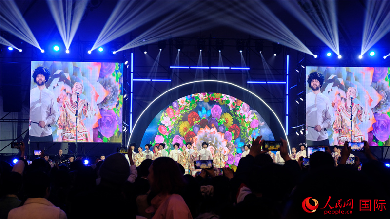 中俄觀眾欣賞俄羅斯傳統(tǒng)歌舞表演。人民網(wǎng) 褚夢(mèng)琦攝