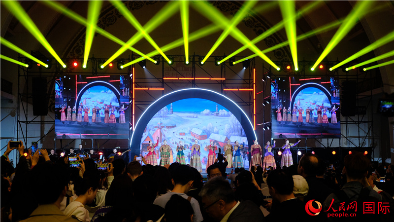 中俄觀眾欣賞俄羅斯傳統(tǒng)歌舞表演。人民網(wǎng) 褚夢(mèng)琦攝