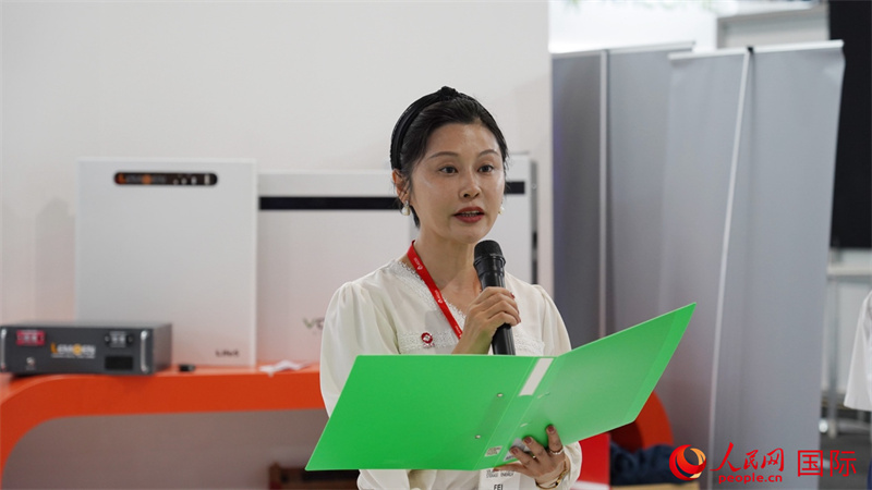 中建材海外經(jīng)濟(jì)合作有限公司總經(jīng)理姜婓致辭。人民網(wǎng) 劉暢攝