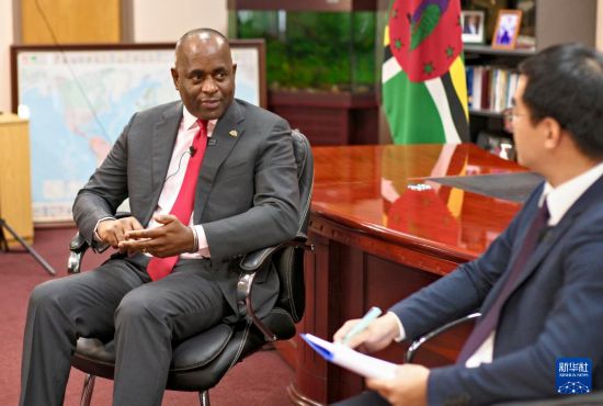 3月4日，多米尼克總理斯凱里特在首都羅索接受新華社記者專訪。新華社記者 趙凱 攝