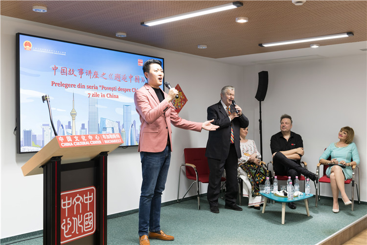 中國青年男高音歌唱家方瀧與奧爾基·圖爾達合唱羅語歌曲。布加勒斯特中國文化中心供圖。