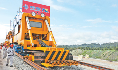 中企承建的馬東鐵項(xiàng)目創(chuàng)造就業(yè)機(jī)會(huì)超過1.8萬個(gè)，合作的當(dāng)?shù)仄髽I(yè)超過1900家——為促進(jìn)馬來西亞東西海岸互聯(lián)互通貢獻(xiàn)力量（共建“一帶一路”第一現(xiàn)場）