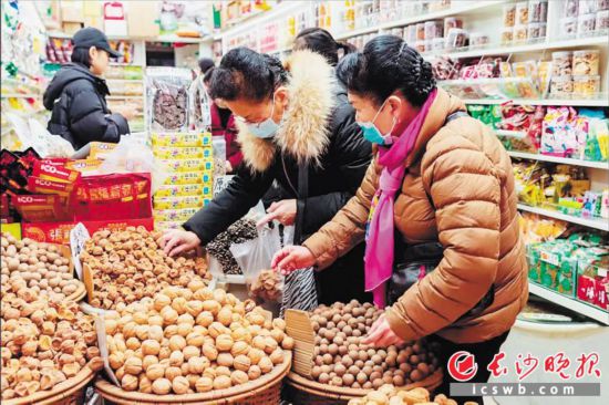 　　在長沙南門口菜市場附近的一家炒貨店內(nèi)，市民正在選購年貨?！　￠L沙晚報(bào)全媒體記者 范宏歡 攝