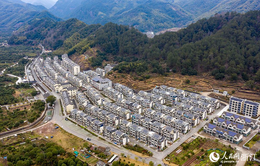 近日，航拍寧波市海曙區(qū)龍觀鄉(xiāng)李岙村屋頂光伏項(xiàng)目。人民網(wǎng) 章勇濤攝