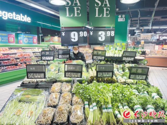 　　家樂福芙蓉廣場店，市民在選購春菜。