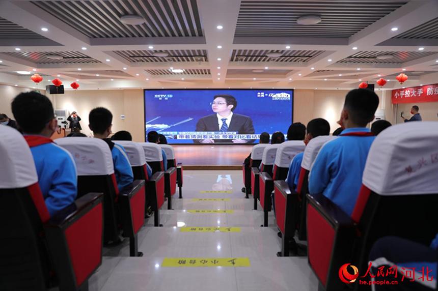 邯鄲市復(fù)興區(qū)實(shí)驗(yàn)小學(xué)學(xué)生集中收聽收看“天宮課堂”第二課。 王伸攝