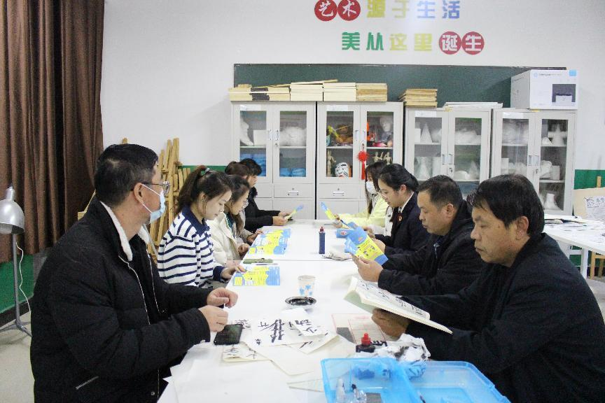 河北省臨西縣人民檢察院未檢檢察官在臨西縣第二小學(xué)為家長講解家庭教育促進法。 孫國月攝