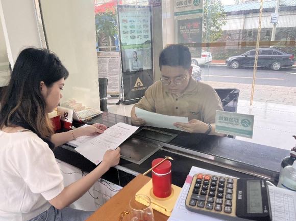 選派對象正在給客戶介紹銀行產(chǎn)品。農(nóng)發(fā)銀行攸縣支行供圖