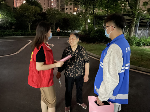 工作人員在小區(qū)進行宣傳。受訪單位供圖