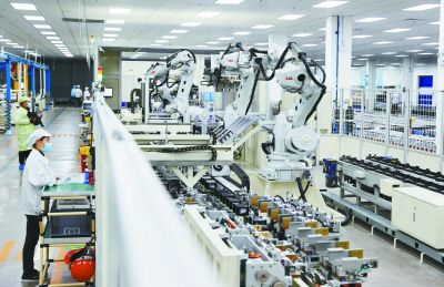 全球鋰離子電池領(lǐng)軍企業(yè)欣旺達(dá)動(dòng)力電池生產(chǎn)車間。 南京日?qǐng)?bào)/紫金山新聞?dòng)浾?崔曉 攝