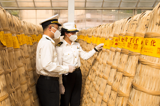 海關(guān)工作人員在查看相關(guān)貨物。受訪(fǎng)單位供圖