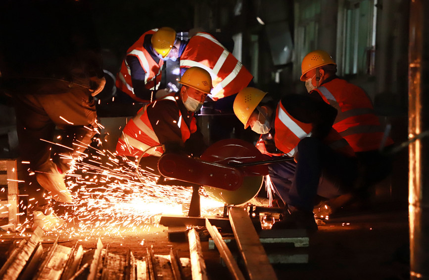 建設(shè)者們爭分奪秒保證進(jìn)度。雷占勝攝