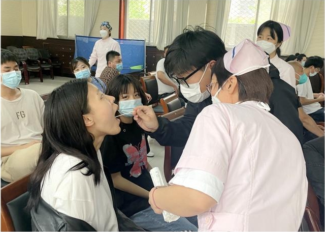 醫(yī)院對(duì)志愿者進(jìn)行線下培訓(xùn)。李艷紅攝