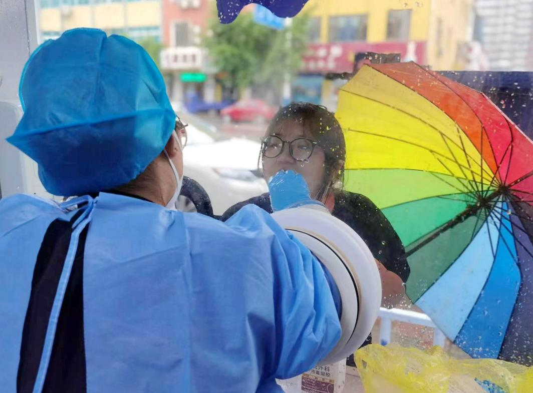 核酸采樣志愿者們上崗。孫金梅攝