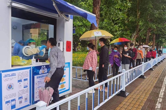 核酸采樣志愿者們上崗。孫金梅攝