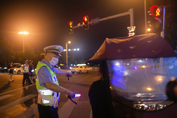 違法加裝電動車遮陽傘也將受到處罰?？馒Q 攝