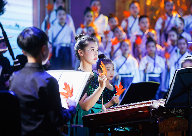 樂團(tuán)在臺上演出。單位供圖