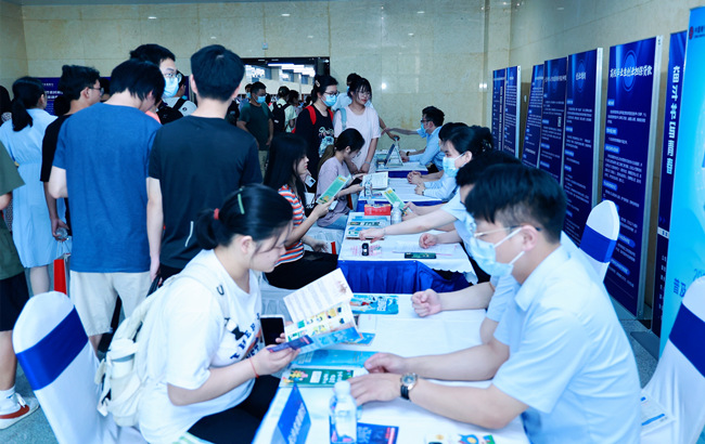 大學生現(xiàn)場咨詢創(chuàng)業(yè)政策。長沙市人社局供圖