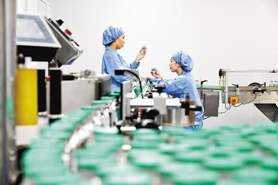 通過(guò)加大創(chuàng)新藥物研發(fā)力度，石藥集團(tuán)實(shí)現(xiàn)了傳統(tǒng)工業(yè)企業(yè)向創(chuàng)新型企業(yè)轉(zhuǎn)型。（本報(bào)資料片）