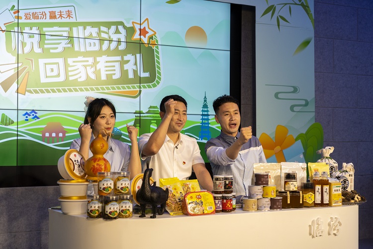 6月3日下午，在臨汾原產(chǎn)地商品體驗店，曲沃縣副縣長樊奇選對當(dāng)?shù)氐霓r(nóng)特產(chǎn)品、旅游景點進行了推介代言。鄭遠(yuǎn)飛攝