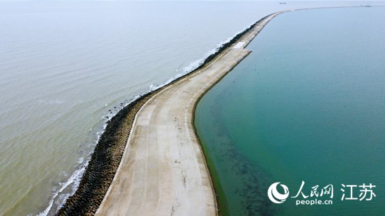 迷人的雙色海。人民網(wǎng)記者 王繼亮攝