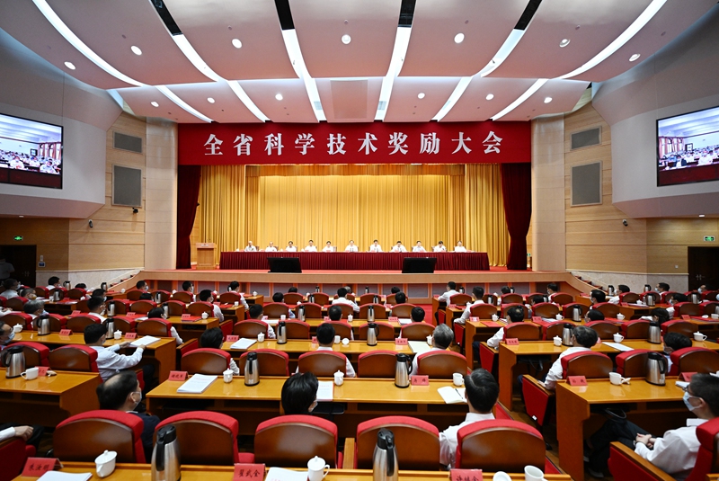 圖為江蘇省科學(xué)技術(shù)獎(jiǎng)勵(lì)大會(huì)現(xiàn)場(chǎng)。吳勝攝