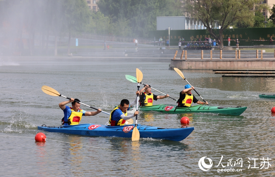 夏日清晨，一艘艘色彩鮮艷的賽艇和槳板在伯瀆河畔穿梭。朱剛?cè)簲z
