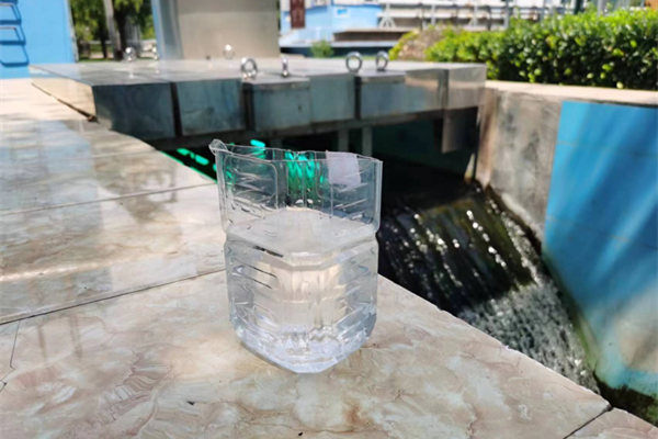 在邯鄲市雞澤縣藍(lán)天污水處理廠，污水經(jīng)過處理后清澈透明。鄭佳欣攝