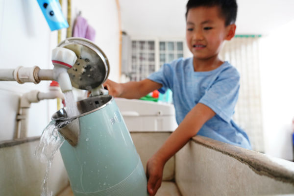 在峰峰礦區(qū)彭城鎮(zhèn)羊角鋪村村民家中，清澈甘甜的飲用水從水管中流出。峰峰礦區(qū)區(qū)委宣傳部供圖
