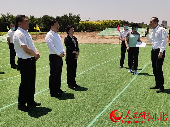 觀摩團現(xiàn)場了解項目建設情況。人民網(wǎng) 張繼航攝