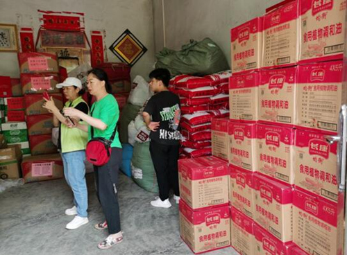 湖南省永州市江華瑤族自治縣越野e族江華中隊(duì)17輛越野車，滿載著永州市星望混凝土有限公司捐贈的7萬元物資送達(dá)江華瑤族自治縣蔚竹口鄉(xiāng)磨刀村。受訪單位供圖