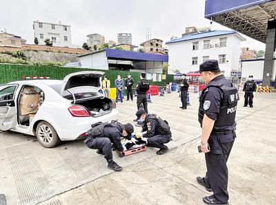 圖為民警對重點(diǎn)車輛是否攜帶毒品進(jìn)行檢查。省禁毒委供圖