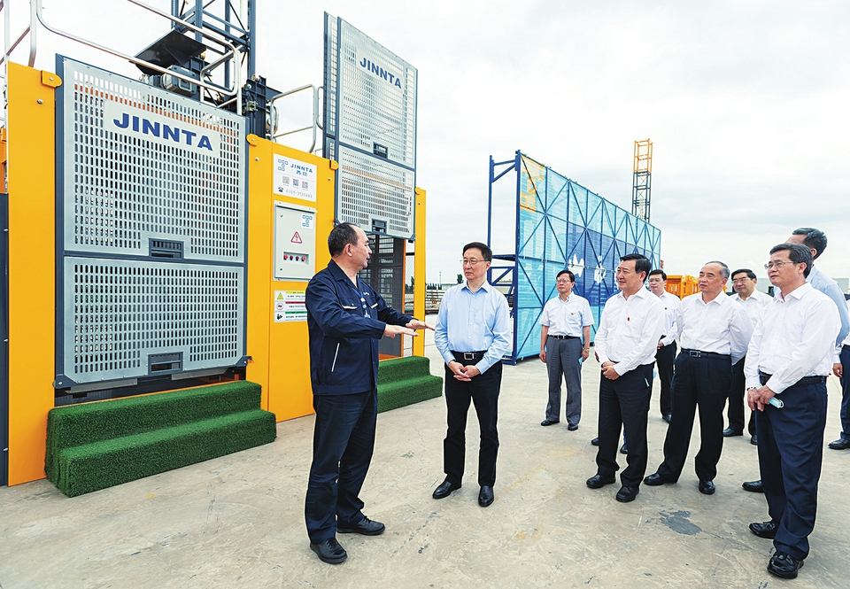 六月二十八日，中共中央政治局常委、國(guó)務(wù)院副總理韓正到山西太原調(diào)研，主持召開煤炭清潔高效利用專題座談會(huì)并講話。這是韓正走進(jìn)山西建筑產(chǎn)業(yè)現(xiàn)代化瀟河園區(qū)，察看綠色智能建筑裝備制造基地建設(shè)情況。新華社記者翟健嵐攝