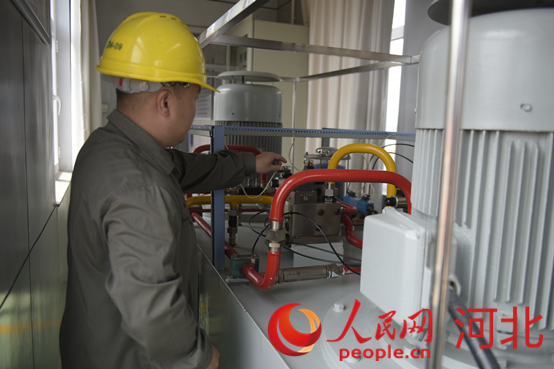 黃壁莊水庫事務(wù)中心工作人員在檢查溢洪道表口工作閘門啟臂機(jī)。人民網(wǎng)祝龍超攝