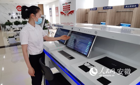 工作人員介紹自助系統(tǒng)的功能和使用方法。人民網(wǎng) 胡雨松攝