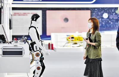 近日，第六屆世界智能大會(huì)在天津開幕，圖為參會(huì)嘉賓參觀天津制造業(yè)立市展。 新華社記者 趙子碩攝