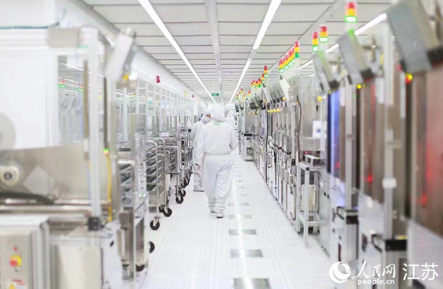 在希捷國際科技（無錫）有限公司生產(chǎn)車間，技術(shù)人員正在巡查作業(yè)。新吳區(qū)委宣傳部供圖